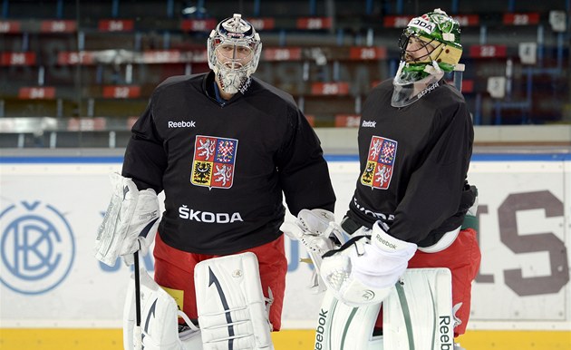 Branká�i Ond�ej Pavelec (vlevo) a Alexander Salák na posledním tréninku �eské
