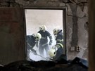 Hasii odklízejí sutiny z domu v praské Divadelní ulici, ve kterém vybuchl...