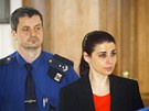 Policisté pivezli Kateinu Pancovou ke Krajskému soudu v Praze. (30. dubna