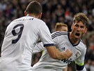 Sergio Ramos (vpravo) kií radostí poté, co Real Madrid poslal v odvet