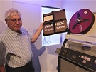 Vratislav Rýpar ukazuje originální krabiku s magnetickým pásem formátu Ampex.