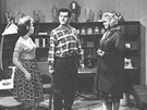 Ped Vánocemi 1959 se objevil první seriál Rodina Bláhova (na snímku zleva...