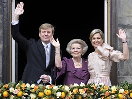Odcházející nizozemská královna Beatrix (uprostřed), její syn a nástupce...