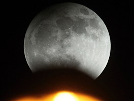 Dne 25. dubna 2013 po dvaadvacáté hodině nastalo částečné zatmění Měsíce. Tento...