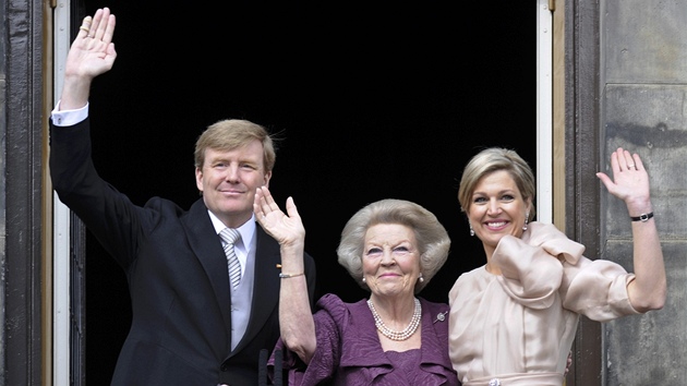 Odchzejc nizozemsk krlovna Beatrix (uprosted), jej syn a nstupce Willem-Alexander a jeho ena, princezna Mxima (30. dubna 2013)