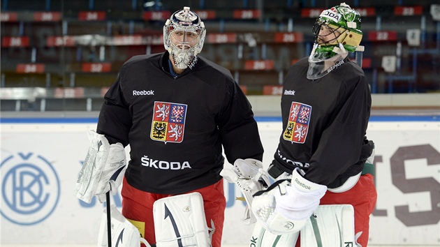 Branki Ondej Pavelec (vlevo) a Alexander Salk na poslednm trninku esk hokejov reprezentace ped odletem na mistrovstv svta. 