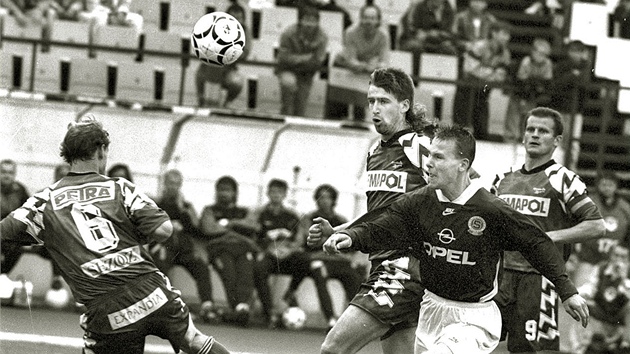 Pavel Nedv�d z AC Sparta Praha (uprost�ed) p�i utk�n� v Drnovic�ch (22. kv�tna 1996)