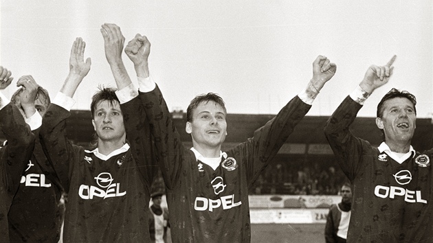 Spar�an�t� fotbalist� (zleva) Michal Hor��k, Pavel Nedv�d a Josef Chovanec oslavuj� mistrovsk� titul (11. �ervna 1995)
