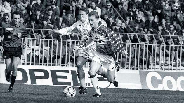 Spar�ansk� fotbalista Pavel Nedv�d p�i souboji s Radimem Ne�asem z FC Union Cheb (21. ledna 1993)
