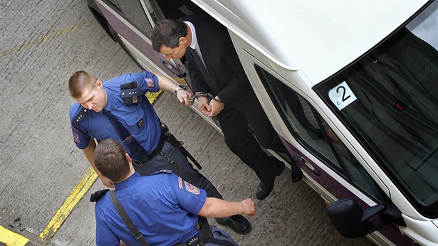 Policist pivezli Davida Ratha na Krajsk soud v Praze. (30. dubna 2013)