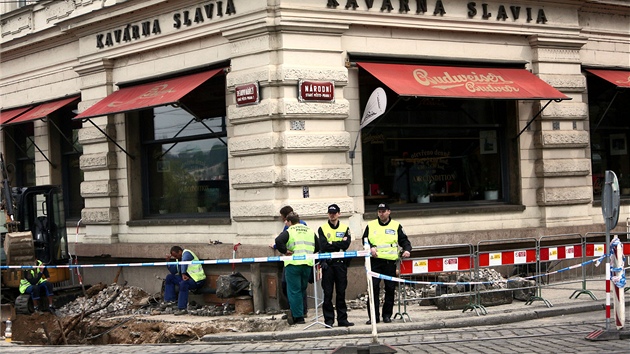Plynai se museli kvli zvenm namenm hodnotm plynu prokopat k plynovodu na rohu u kavrny Slavia. (30. dubna 2013)