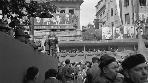 Prvn� p��m� p�enos do zahrani�� p�ipad� na rok 1957. P�esn� p�ed �estapades�ti lety se na�e st�tn� televize p�es hranice chlubila tuzemsk�mi prvom�jov�mi oslavami.