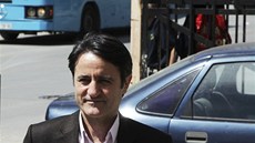 Kosovský léka� Lutfi Dervi�i p�ichází k soudu v Pri�tin� (29. dubna 2013)