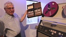 Vratislav Rýpar ukazuje originální krabiku s magnetickým pásem formátu Ampex.