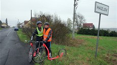 Ultramaratonec Milo korpil (v zeleném) a kolobec Václav Jun projeli eskou...