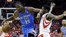 Kevin Durant (vlevo) z Oklahomy se snaí prosadit pes Aarona Brookse z