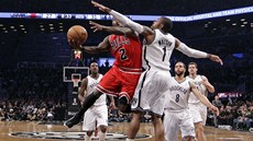 C.J. Watson z Brooklynu brání Nata Robinsona z Chicaga.