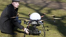 Pilot dron Tomá Tichý ukazuje, jak je ploina pro uchycení záznamových...