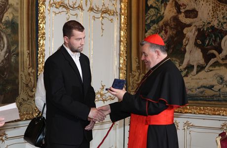 Kardinál Dominik Duka pedal ocenni eské biskupské konference plzeskému