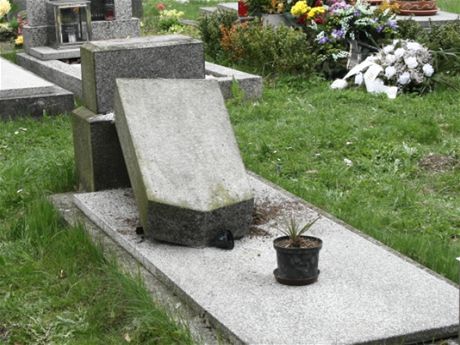 Vandalové v noci z 30. dubna na 1. kvtna poniili hroby na hbitov v Marov