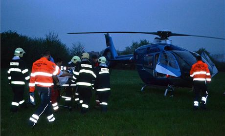 Vrtulník transportuje tce popáleného mue z eské Lípy do Prahy.