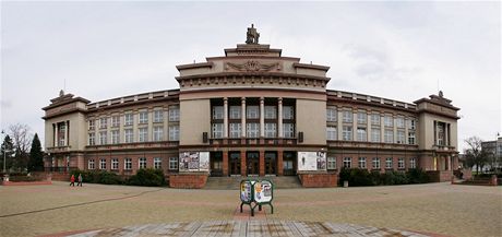 lenové obanského sdruení u jednají o umístní výstavy v Dom kultury Ostrov. Mimo jiné proto, e jej stavli politití vzni. Na odpov z Ostrova zatím ekají.