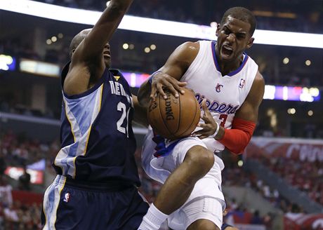 Chris Paul (vpravo) z LA Clippers se snaí prosadit pes Quincyho Pondextera z