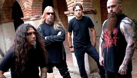 Kytarista Slayer Jeff Hanneman (druhý zleva) zemel na selhání jater. 