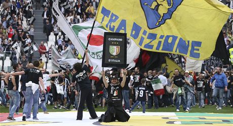 Takhle slavili fanouci Juventusu ligový titul loni. V nedli si to moná zopakují potetí v ad.