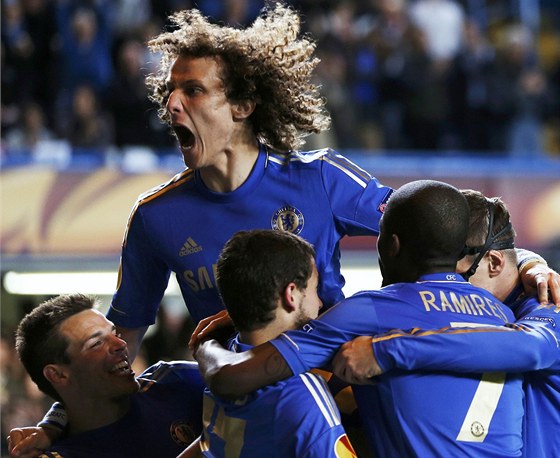 Chelsea slaví branku. Na vrcholu radostné pyramidy je  David Luiz.
