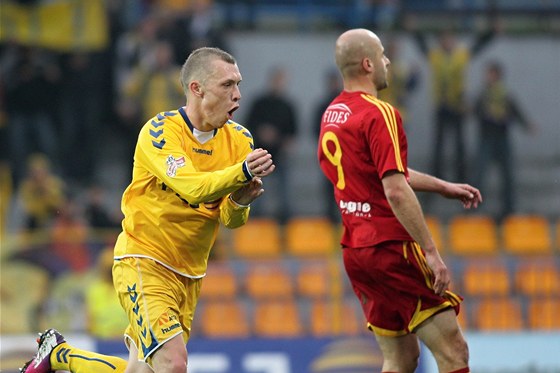 Jihlavský záloník Karol Karlík se raduje z gólu proti Dukle. 
