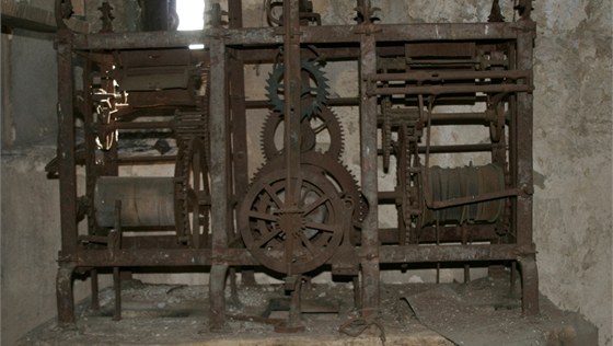 Hodinový stroj odbíjející kadou tvrthodinu byl souástí kostela sv. Petra a