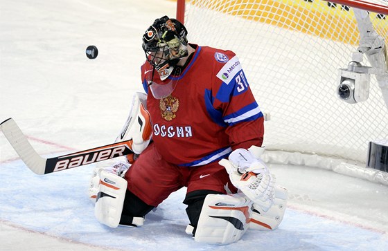 Ruský gólman Ilja Bryzgalov zasahuje v utkání proti Lotysku.