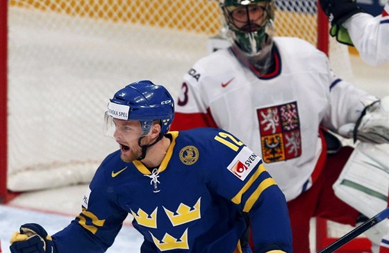 véd Fredrik Pettersson se raduje z gólu proti eskému týmu, v pozadí je smutný