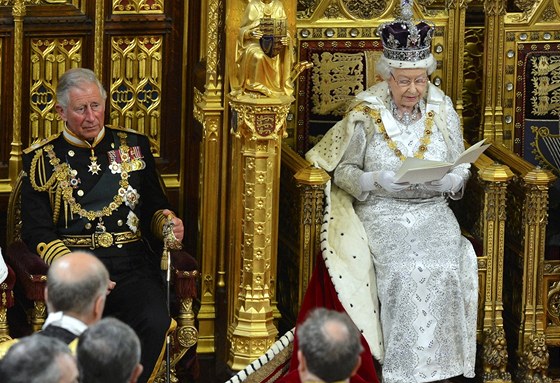 Královna Albta II. tradiním projevem zahajuje zasedání britského parlamentu...