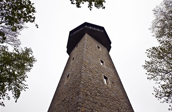 Na vrchu Ka�k u Kutné Hory stojí nová rozhledna Haví�ská bouda.