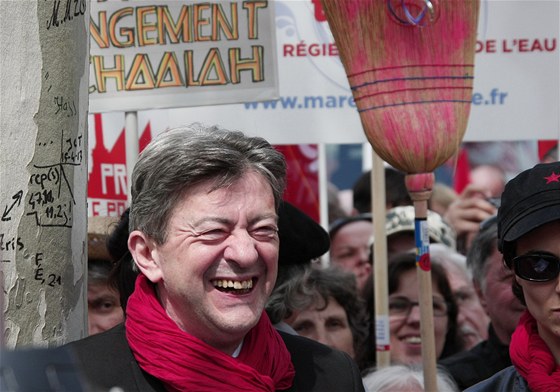 Pedák radikální levice Jean Luc Melenchon na nedlních protestech v centru