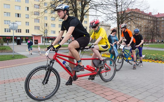 Tentokrát vyjeli mladí cyklisté po mst, bn ale zdolávají s nevidomými i