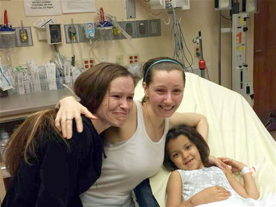 Amanda Berryová (uprosted) se v nemocnici v Clevelandu sela se svou sestrou.