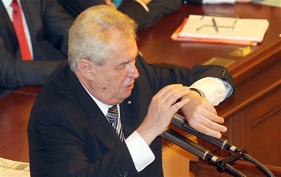 Miloš Zeman při své první návštěvě Sněmovny po zvolení prezidentem. (7. května