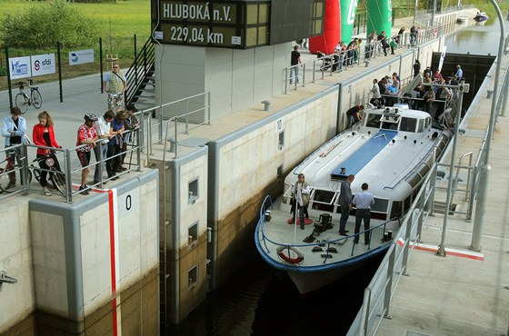 Díky plavební komoe v Hluboké nad Vltavou mohou plout parníky z eských