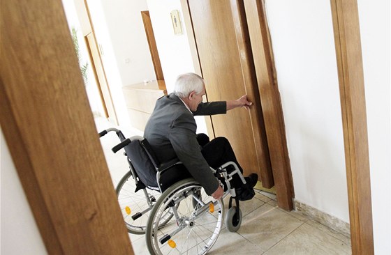 Pardubičtí zastupitelé si vyzkoušeli invalidní vozíky a slepecké hole.