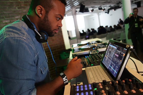DJ "TJ Mizell" hrál bhem prezentace na Acer Iconia P3 s nainstalovaným programem DJ Tractor PRO.