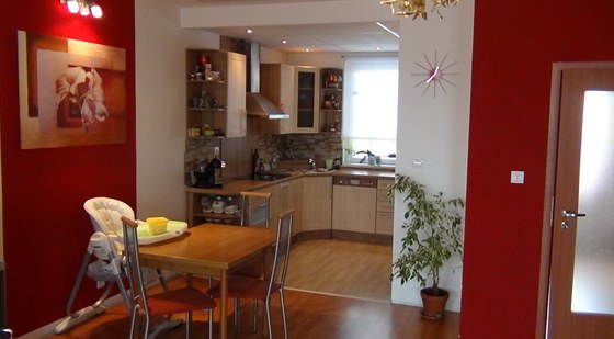 Kuchyn voln navazuje na jídelní a obývací prostor, co obas vede k drobným