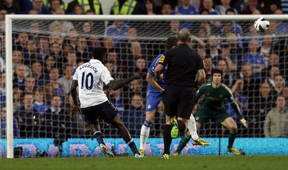 Emmanuel Adebayor (vlevo) z Tottenhamu posílá na branku Chelsea stelu, která