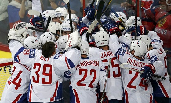 Francouztí hokejisté se radují po senzaním vítzství nad Ruskem.