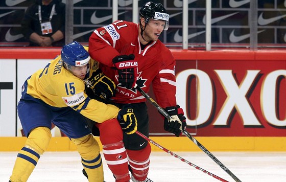 Švédský hokejista Oscar Lindberg (vlevo) se snaží zastavit Jordana Staala z