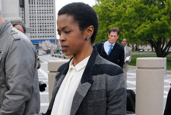 Americká zpvaka Lauryn Hillová odchází 22. dubna 2013 od federálního soudu v