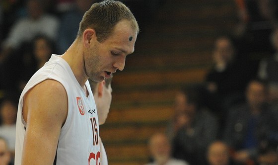 Jakub Houka, kapitán dínských basketbalist, zklamaný po vyazení týmu v