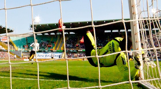 OKLIVÁ CHVILKA. Boubacar Barry z Lokerenu naráí hlavou do tye. Vzáptí